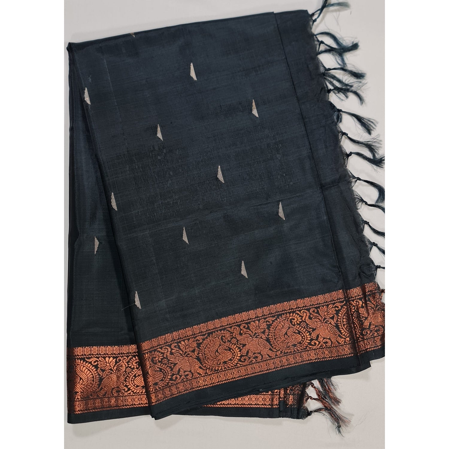 Black color Handwoven Chinnalapattu saree - Vinshika
